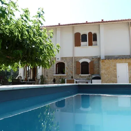 A 80m De La Villa