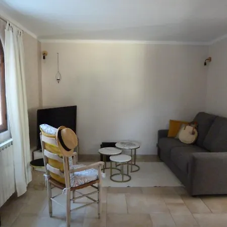 A 80m De La Villa